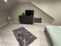 Newly Renovated Room With Private Bathroom - Sleeps 3 - 2 Beds - homestay