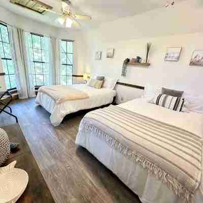 Disc golf, kayaks, or fish on private Cabin!  Near stores, casinos, beaches! Rooms