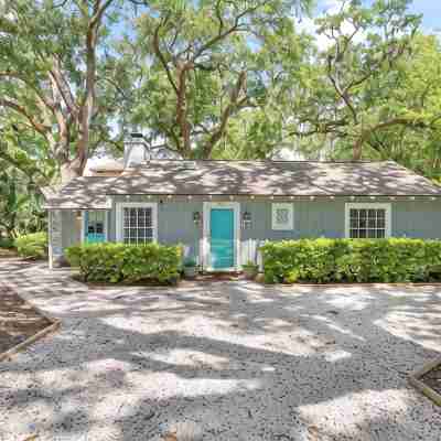 Oaks & Ocean Cottage - 3 Min from the Ocean,  Restaurants and Shops Hotel Exterior