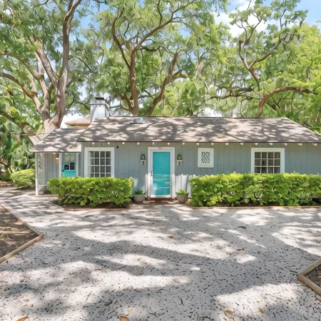 Oaks & Ocean Cottage - 3 Min from the Ocean, Restaurants and Shops
