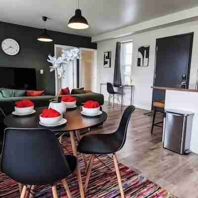 Free Parking & Mins to Downtown! Others