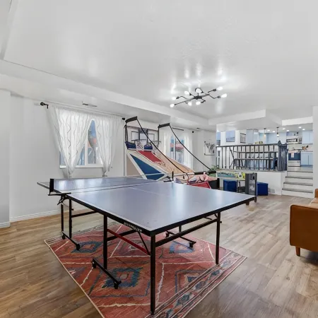 Spacious Home Near Ski Resort-3 Livingrooms, 2King Beds-2Gbfiber-Gameroom-HotTub