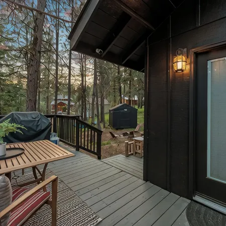 Alpine Nine - Modern, cozy cabin in the woods close to town