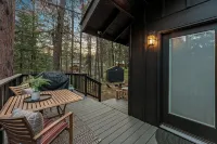 Alpine Nine - Modern, cozy cabin in the woods close to town