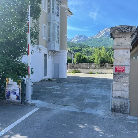 Villa Anita -town center -private parking- wifi. Отели в г. Барселоннет