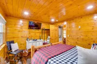 Luxury Cabin, King Bed, Hot Tub Minutes from Alpine Helen sits on 40 acres. - Hytter