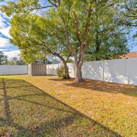 Charming 2-bedroom house with pool and fenced in backyard. Sleeps 8