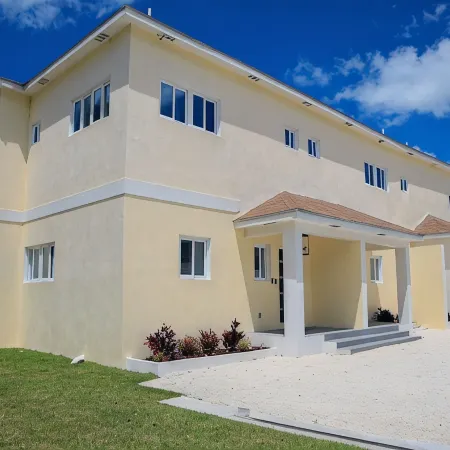 Townhouse w/Pool Near Beach, Airport & Supermarket