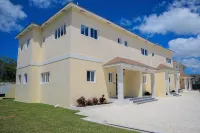 Townhouse w/Pool Near Beach, Airport & Supermarket - 3성급