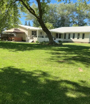 Large 4-bedroom 3-bath single level home with spacious greatroom and dining area - Wifi