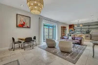 Chic 2-bedroom just 5 minutes' stroll from Forsyth Park with free parking! - บังกะโล