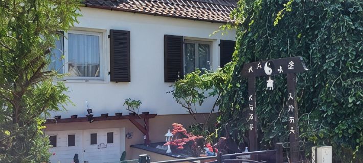 Basement apartment close to the center of Colmar, with private garden. Hotels in Colmar