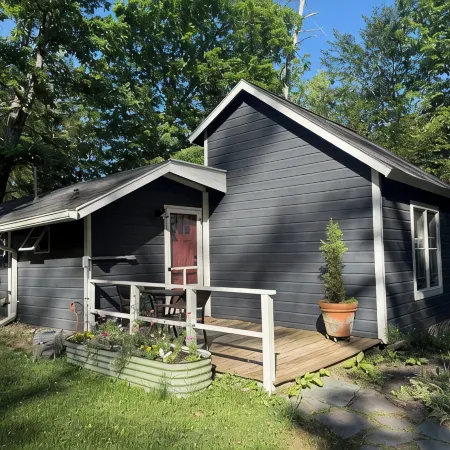 Junebug Cottage: peace, love and privacy a short walk to Woodstock village green