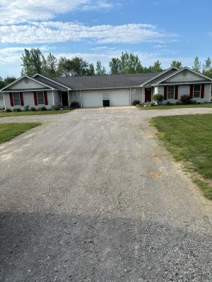 Duplex in the country ten minutes from Frankenmuth-Betty’s Birch Run Road Place. - WiFi