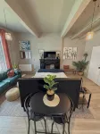 Posh Studio, King Bed, Prime Location with Free Parking - Bungalows