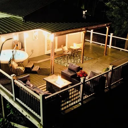 Cozy Hot Tub Cottage!