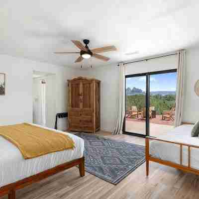 VIEWS, hot tub, dog friendly, near trailheads! Rooms