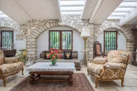 Villa with Pool in Provence -Villa Romantique Sleeps up to 12+4 in Optional Gite - Homestays