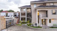 Milele is home-Cinema, gym, pool, bar-Bobiwine rd. Hotéis em 