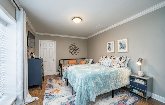 Walk to Everything Downtown Laurens! Historic Cottage, King Bed, Firepit