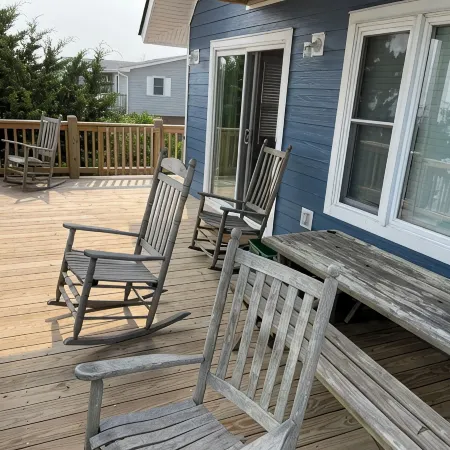 Emerald Isle, NC!  Sound Front Cottage - 3 minute walk to beach!!