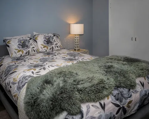 Great Location to the hospitals: 2 bed 1 bath Fully furnished. Hotels near Western Honolulu
