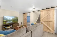 5 Bedroom House with Crib - Walk to Downtown Littleton! - Wifi