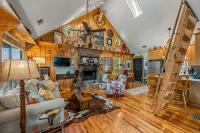 Spectacular Mountain Top cabin Amazing Views Large Balcony With Low Rates