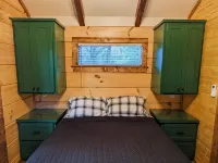 Onyx Owl Cabin: Private Hot Tub⁘Fire Pit⁘Heated Patio⁘Vineyard⁘Hiking⁘Golf - シャレー