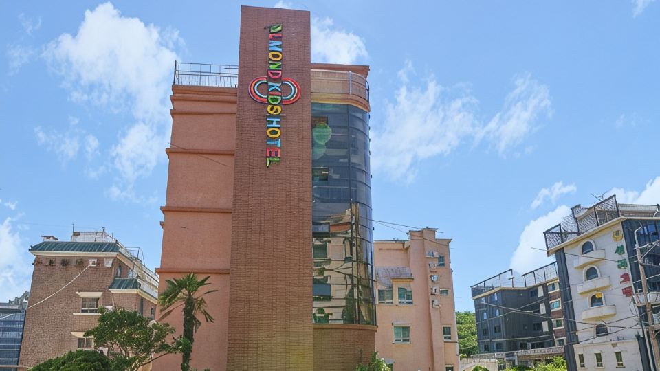 Yangsan Almond Kids Pool Villa Hotel Tongdosa