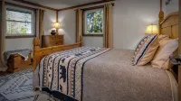 River Pines~Downtown Waterfront Wildlife Watching!Firepit,Snowmobile,2 King Bds - Wi-Fi