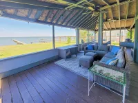 Cozy Coastal Retreat in Port Alto - Waterfront Views and Bayfront Fun! - 4-Star