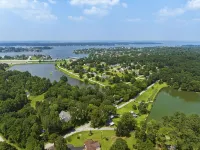 LUX Modern "Treehouse" on Private Lake - Gameroom, Kayaks, Bunkhouse, more! - 4 星級