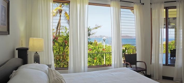 Breathtaking Views - Private Home - Beautifully Landscaped - Walk to the Beach Hotels in Potrero