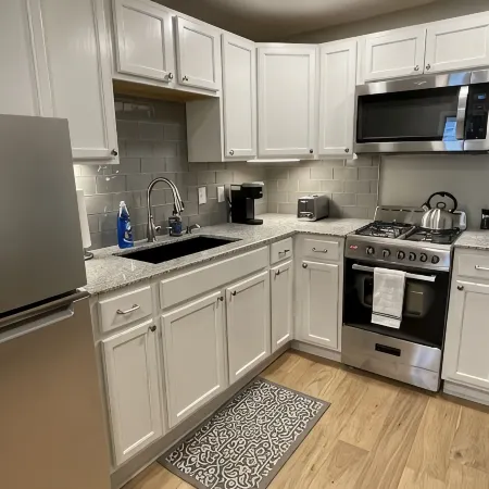 Downtown King Bed Suite- Very Walkable- Flexible Cancellation