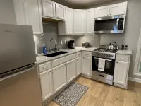 Downtown King Bed Suite- Very Walkable- Flexible Cancellation