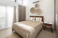 Modern Stylist 3 BR Beach House, w/Private Pool & Fast WiFi. - Bungalow