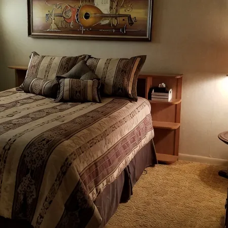 Spacious house with Wifi -- only 10 minutes from Hubbard Lake.