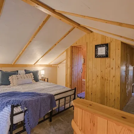 Cozy Pines Hideaway- BBQ, Fire-Pit, Zip-Line, and Fireplace
