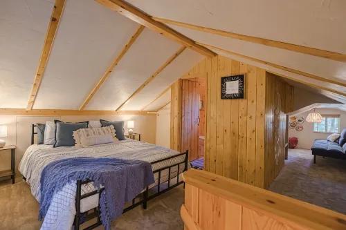 Cozy Pines Hideaway- BBQ, Fire-Pit, Zip-Line, and Fireplace