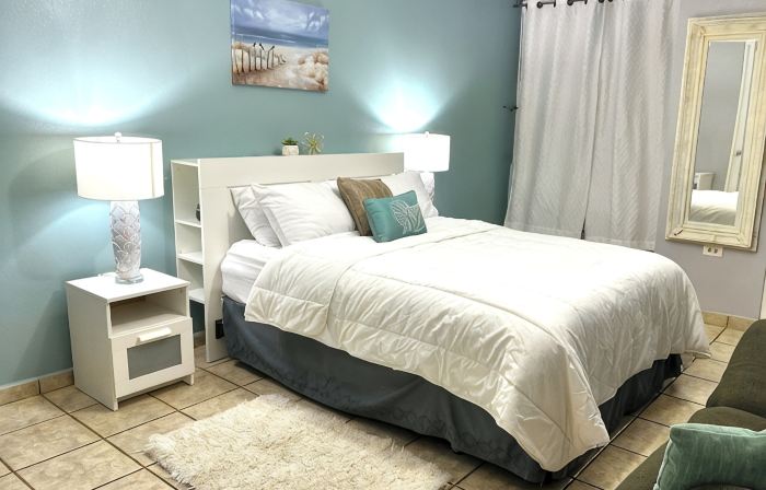 3BDR Condo, WIFI, Balcony, Parking, Pool, AC, 2 min from the Beach