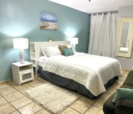 3BDR Condo, WIFI, Balcony, Parking, Pool, AC, 2 min from the Beach