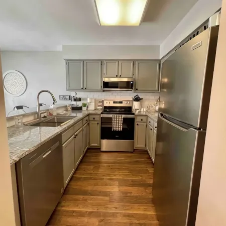 Beechside Breeze Luxury Condo with pool & hot tub