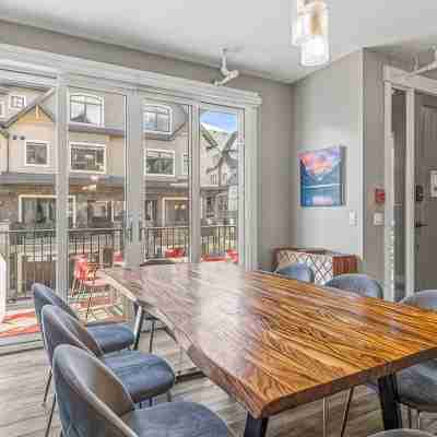 M6- sleeps 15, 5BR + 4.5BA+Hot-tub, AC, garage townhome, Canmore Others