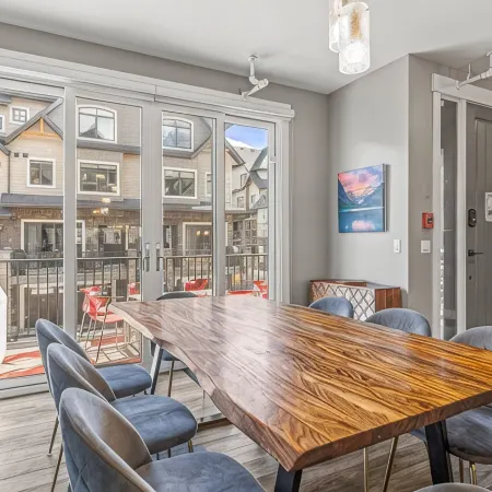 M6- sleeps 15, 5BR + 4.5BA+Hot-tub, AC, garage townhome, Canmore