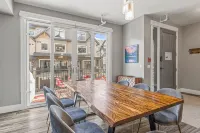 M6- sleeps 15, 5BR + 4.5BA+Hot-tub, AC, garage townhome, Canmore - บังกะโล
