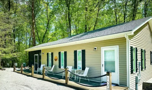 Harbor Hideway is a cozy, romantic gem minutes away from Jamestown Marina! - 3-Star