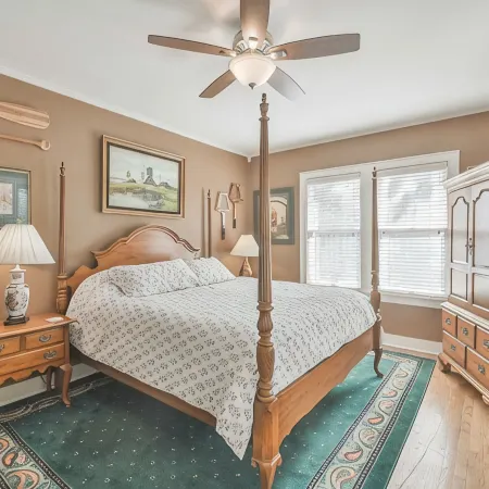 BEE in BRENHAM Holiday Cottage - Premium location walking distance to downtown