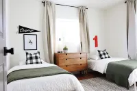 The1928 West • Spacious 5 Br, Putting Green, Pool Table & Arcade Games