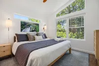 Urban Charmer Near Waterfalls & Wineries w/Fenced Yard- 6 min to Hendersonville - 4-Star